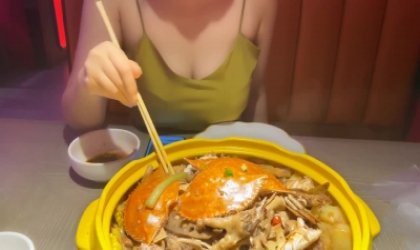 骚话连篇！饭店撩的美乳少妇被我带回家操