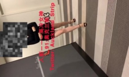 小骚货酒店走廊高跟美腿露出全裸母狗爬行