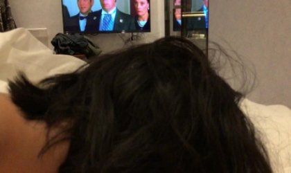 妹妹一边吃肉棒一边挑逗她