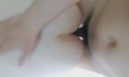 骚妈肥臀被二子后入撞击拍打屁股