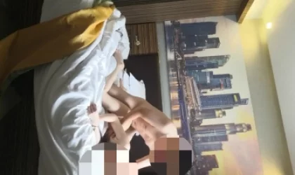 长腿少妇白天拉开窗帘让对面的看