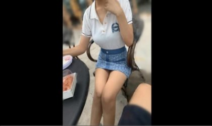 停车场撩少妇边艹边说对不起她老公