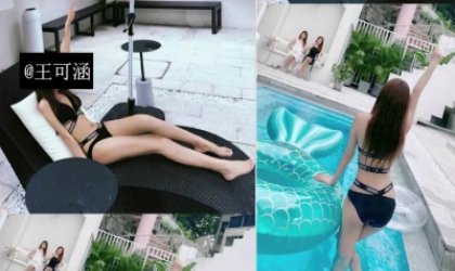 和大学女友出去旅游在房间++上