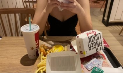 快餐店撩良家少妇带到酒店被我操的两腿发软