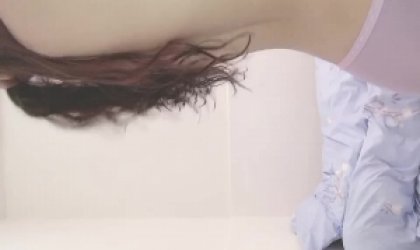 女友勾引恩爱情侣鲜嫩雏菊迎风盛开