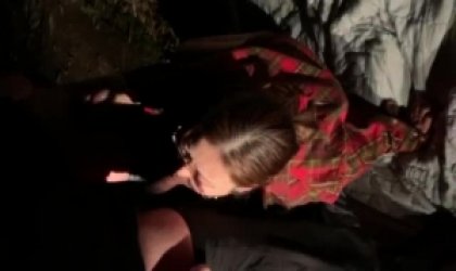 大姨子野外舔鸡吧