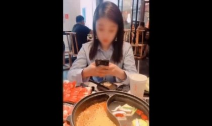 在火锅店和邻家小妹吃完饭回家穿丝袜给我操！原创不易请收藏5星好评