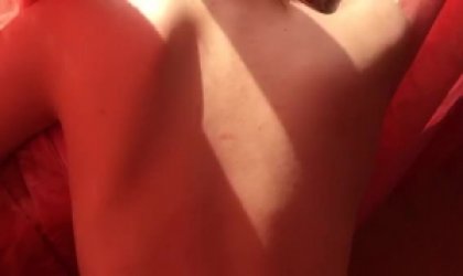 窗户对面有人在看