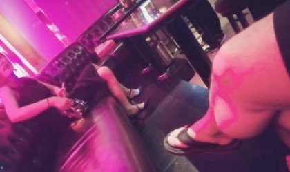 ktv淫乱3p差点被发现换上制服露出