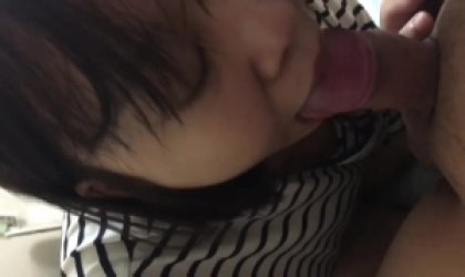 顺从短发妹纸主动口爆