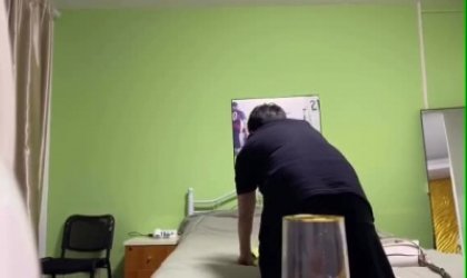 露脸！甜美的舞蹈系校花在她家半推半就无套！