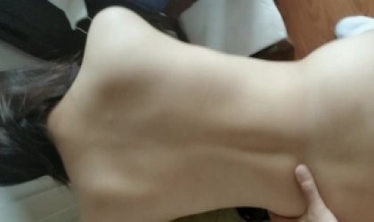 饥渴的骚货被后入还自己主动扭动着屁股