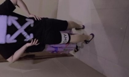 诗姐和邻居偷情老公打来电话查岗。边通电话边被操最后给老公直播内射