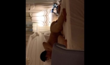 同性没满足领导小哥被撸到喷还不停手