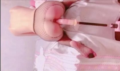 骚闺女逼里插着炮机翘着屁股求老爸鞭抽