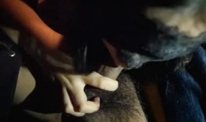 夜店附近碰到的极品大奶美女借口送她回家车上捏奶诱惑口爆后带到酒店激情啪啪来劲后美女自己还拿着机拍