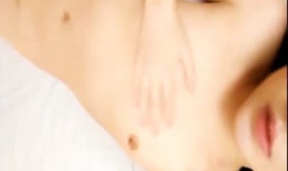 爸爸快来看我洗澡萝莉主播吃完火腿肠和爸爸草逼哈哈爸爸问女儿最近赚