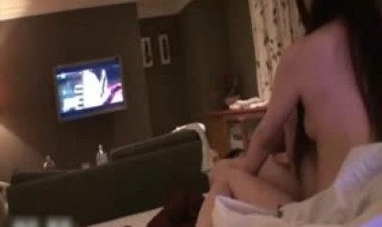 三个学生在酒店玩自拍二打一长发的女孩长的特别漂亮多次被干干到卫生间一个学生妹