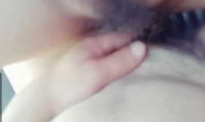 东北大哥带24岁失恋女同事野钓散心妹子喝醉了车里休息大哥只好车里草“