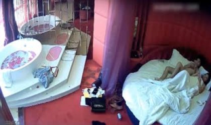 情趣酒店偷拍女同姐妹过生日吹蜡烛许愿吃几口开玩原来是这样玩