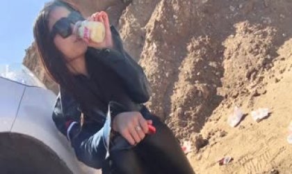 野外的极品皮裤美眉被路过陌生人啪啪啪最后