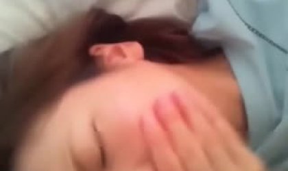 好可怜啊！如此花季女生被干爹强暴次次全根插入疼的小美女大叫自作自受谁让你