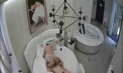 对白清晰眼镜男约炮有儿子的风骚主动美少妇老师进屋就上面舌吻下面手摸屌激情四射脱光玩丝袜足交啪啪呻