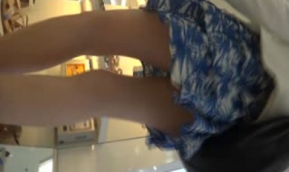 跟拍商场买鞋子的性感短裙美女