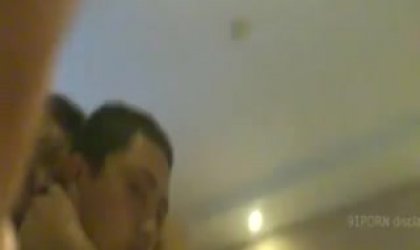 张得还可以的90后妹子自拍前对这镜头摆出剪刀 