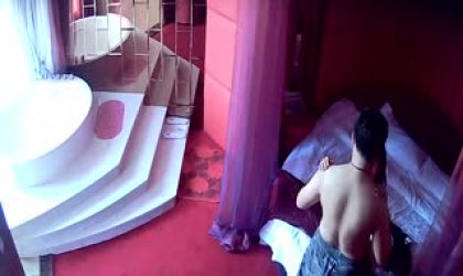 对白清晰情趣酒店TP小胖墩和身材高挑美女激情抱着美