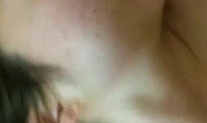 一对年轻上班族情侣旅游期间打炮视频分后流出！爽了主动张开腿叫声