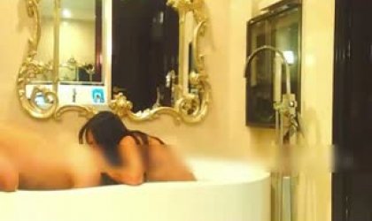 在东莞的夜店里 认识了一位G罩的DJ大美女 想不到胸大逼紧 夹得我鸡巴超舒服 最喜欢操