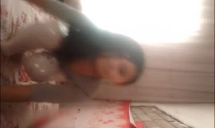 清纯又带点骚气的高中妹子为了挣钱家中脱光衣服自拍挺翘的圆润奶子和紧凑的小穴