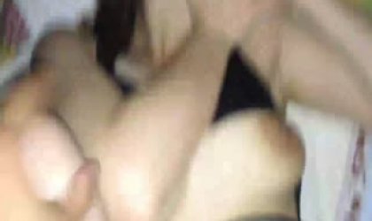 独自租屋MM一边哭着一边被陌生男子掐着