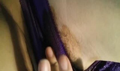 网红妹子为了吸引眼球把自己未洗的袜子吞到嘴里了舔舔自己的淫水