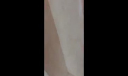 美女停车时被色狼歹毒瞄上跟踪到楼梯没人时威胁侵犯裙子里竟连内