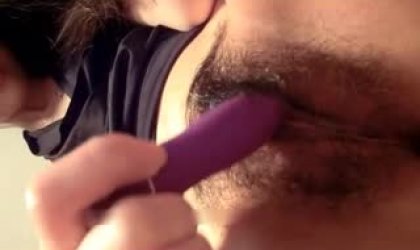 身在远方的小美女为了诱惑我自拍自慰片发给我缺点就是水少杂