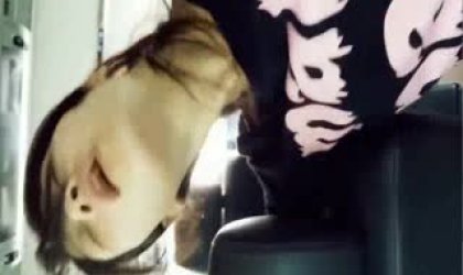 短裙丁字裤美女白天玩车震结束后在小逼上涂风油精痛不欲生哭着在