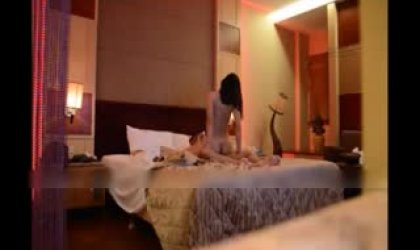 先在沙发上大干风骚老婆 接着干到床上