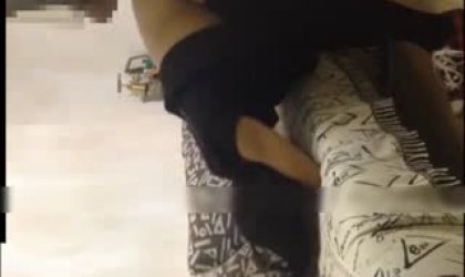 95漂亮小骚货露脸在沙发上衣服都不脱 心急扒下裤子就开草 体位换