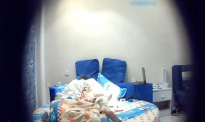 颜值还不错的大一美女主题酒店和校友第一次开房时被偷拍男的害羞腼腆美女主动出击坐在