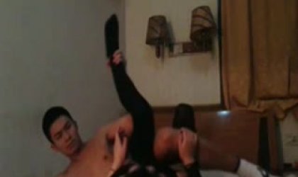 精壮小伙酒店强上有点不情愿的少妇露脸