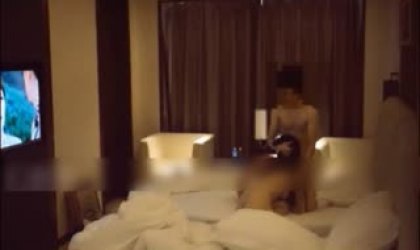 爆操丰满肥嫩的前台女模特肏到哆嗦喊ba 