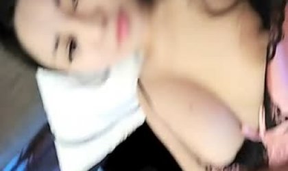 戴着眼镜很有御姐范的网红主播铁锤妹妹和姐夫开房啪啪