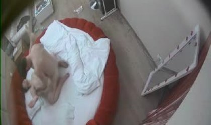 钟点房情趣大圆床水滴摄像头TP样子很淫骚的眼镜妹说逼很痒让快点貌似还没爽够