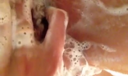 超可愛蘿莉萌妹子洗澡時激情自慰 叫聲動人 