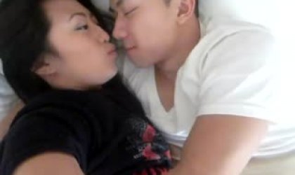 慾罷還羞可愛女生和男友