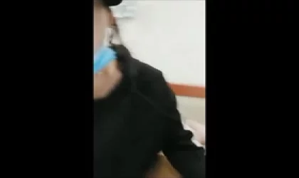 不知道那个狼友出的馊主意让萝莉女主播网吧勾搭个像二师兄的到钟点房嗨