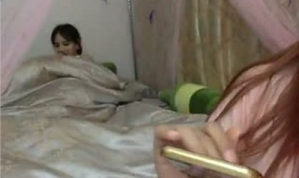 直播一屋两妻给老公吹箫直到说话才发现这两个老