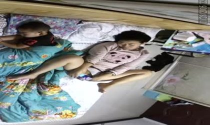 家庭网络摄像头监控TP骚妈把孩子哄睡后玩手机视频对着自己的逼和奶子给